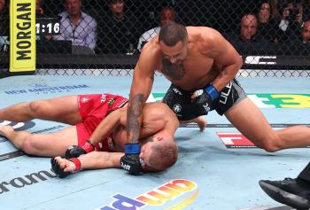 Carlos Ulberg foudroie Jiri Prochazka dès le premier round et s’empare de la ceinture des poids mi-lourds | UFC 327