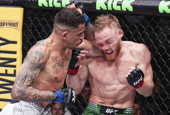Carlos Prates détruit Jack Della Maddalena à coups de genou et coups de coude dévastateurs au troisième round | UFC Fight Night 275