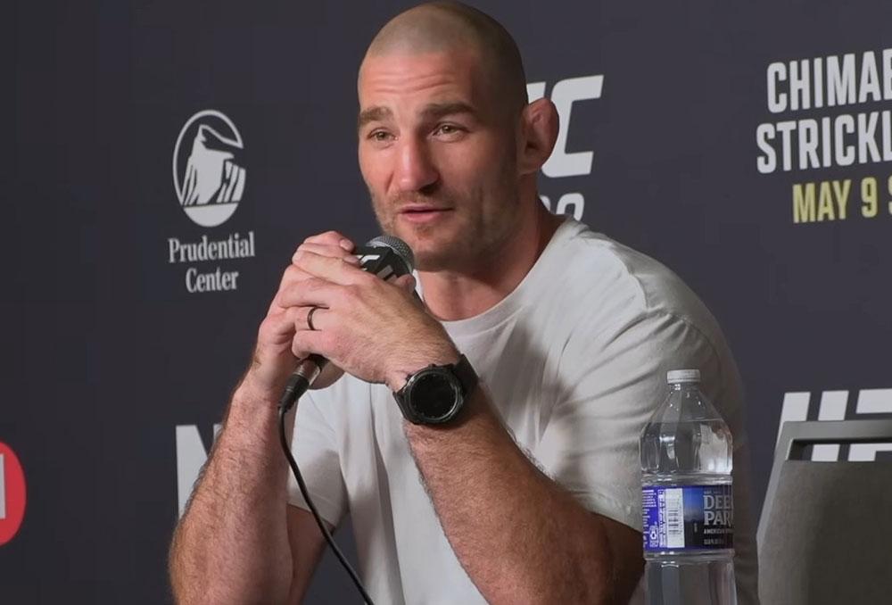 Sean Strickland ironise sur les vidéos d'entraînement de Khamzat Chimaev : “Rien de ce que j'ai vu ne m'inquiète” | UFC 328