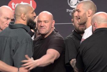 Sécurité et police interviennent pour séparer Khamzat Chimaev et Sean Strickland | UFC 328