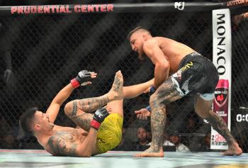 Deuxième succès consécutif avant la limite pour Yaroslav Amosov qui soumet Joel Alvarez au deuxième round | UFC 328
