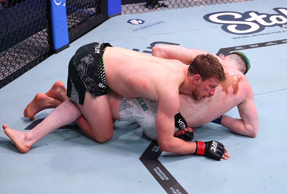 Arnold Allen surclasse Melquizael Costa à l'expérience lors du main event | UFC Fight Night 276