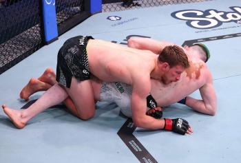 Arnold Allen surclasse Melquizael Costa à l'expérience lors du main event | UFC Fight Night 276