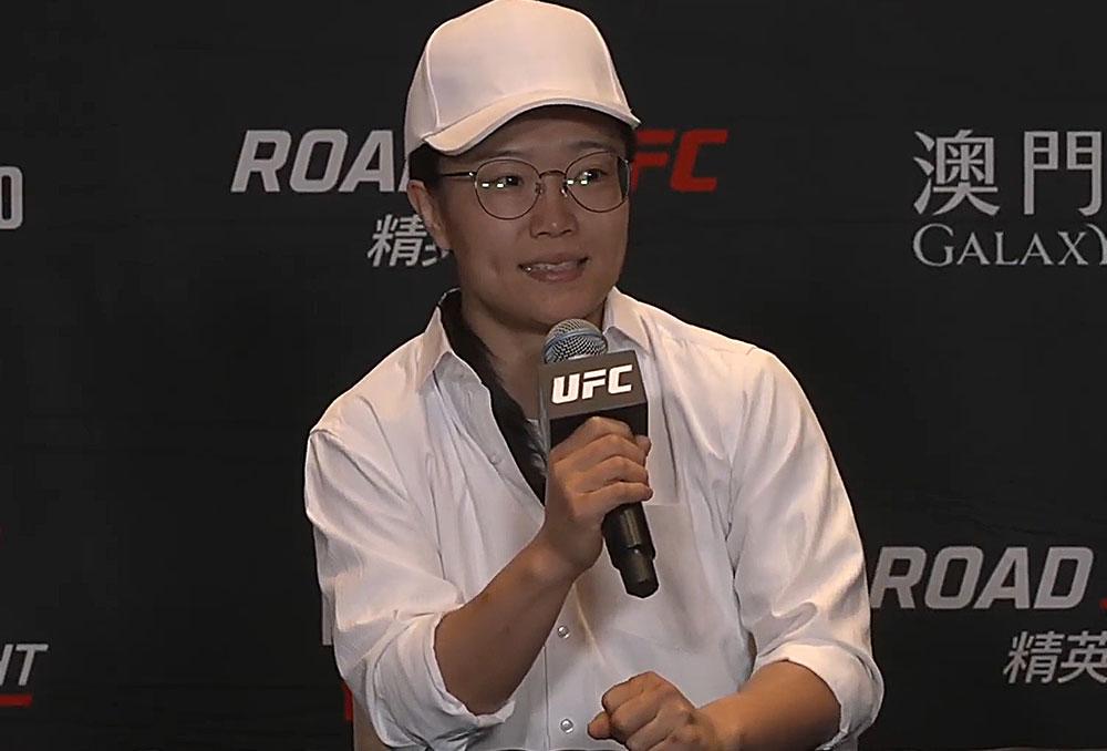 “Je suis plus anxieuse en interview qu'en combat” : Shi Ming partage ses craintes face aux caméras | Road to UFC