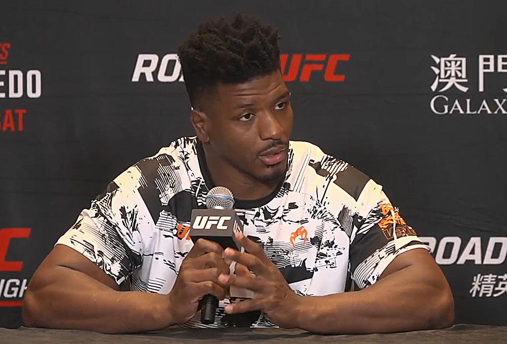 “Je vois des opportunités partout” : Alonzo Menifield analyse le style agressif de Mingyang Zhang | UFC Fight Night 277