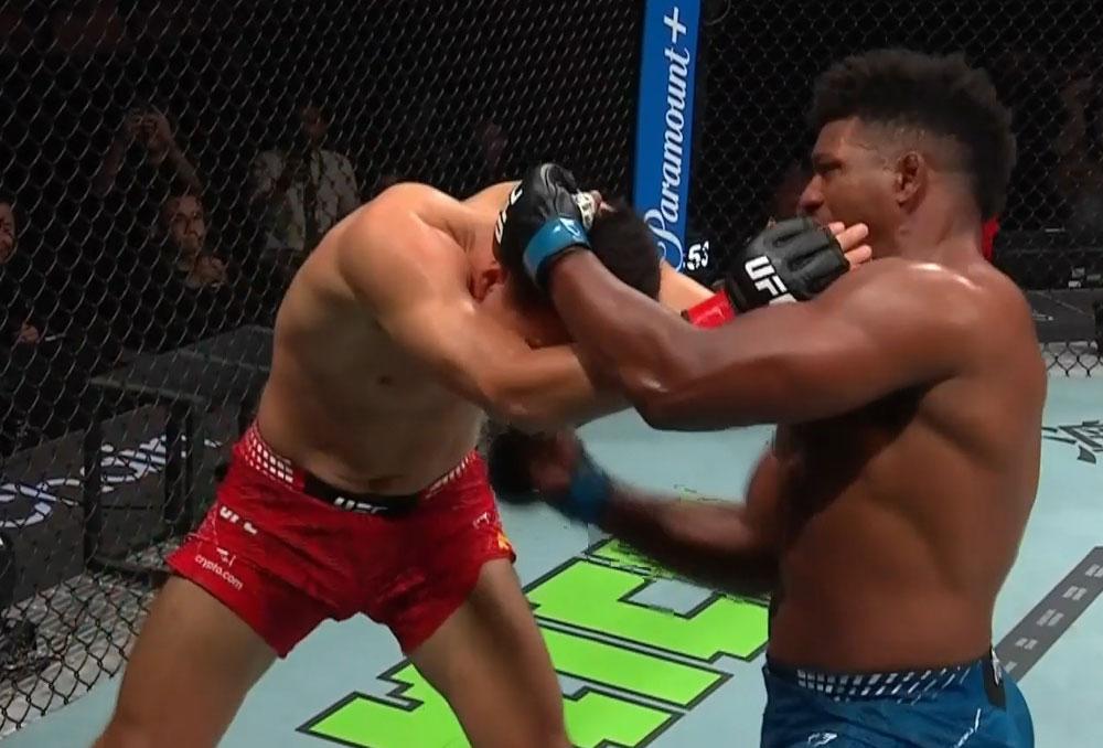 Alonzo Menifield climatise la Galaxy Arena en terrassant le favori Zhang Mingyang dès la première reprise | UFC Fight Night 277