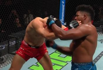 Alonzo Menifield climatise la Galaxy Arena en terrassant le favori Zhang Mingyang dès la première reprise | UFC Fight Night 277