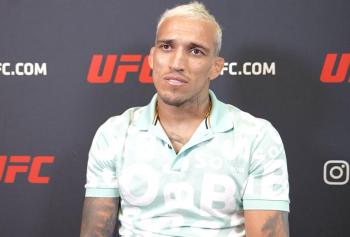 Charles Oliveira réagit aux coups de coude illégaux de Ciryl Gane sur Alex Pereira