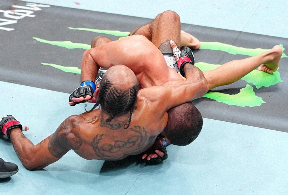 UFC 330 : Charles Johnson réussit une rare soumission et finalise Eduardo Chapolin au 3e round