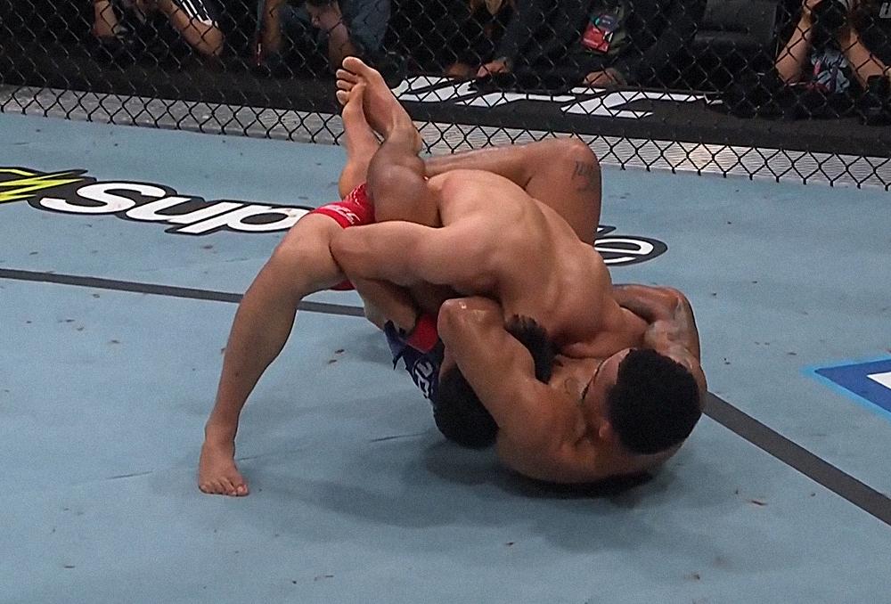 UFC Shanghai : Andre Lima gâche les débuts de Namsrai Batbayar avec une soumission au 3e round