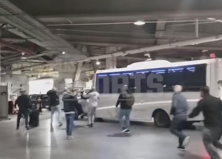 UFC 223 - Conor McGregor attaque un bus