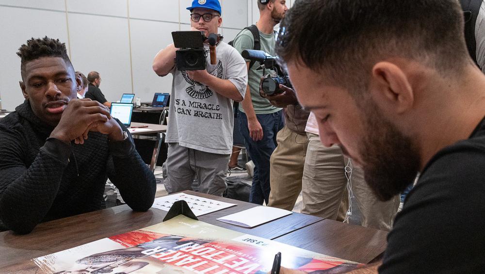 UFC Paris - Séance de signature des posters