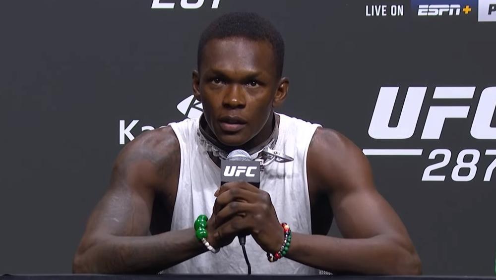 Israel Adesanya explique pourquoi il portait un collier de chien à la conférence de presse de l'UFC 287