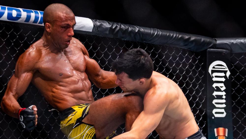 Edson Barboza démolit Billy Quarantillo avec un coup de genou