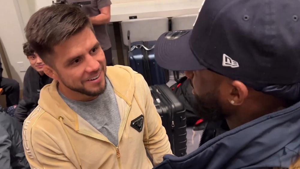 Aljamain Sterling et Henry Cejudo échangent quelques mots lors d'une rencontre à l'hôtel avant l'UFC 288