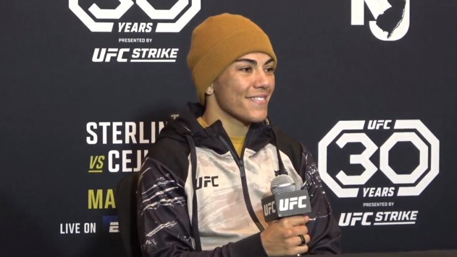 Jessica Andrade déclare qu'elle abandonne le soutien-gorge de sport pour un t-shirt à l'UFC 288