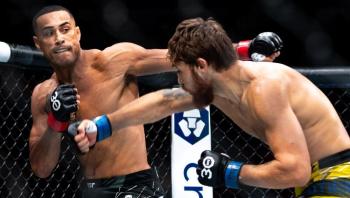 Carlos Ulberg couche Ihor Potieria avec un méchant coup de poing et termine par un ground and pound | UFC Charlotte