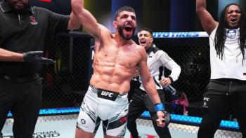 Amir Albazi écarte Brandon Royval après sa victoire à l'UFC Vegas 74