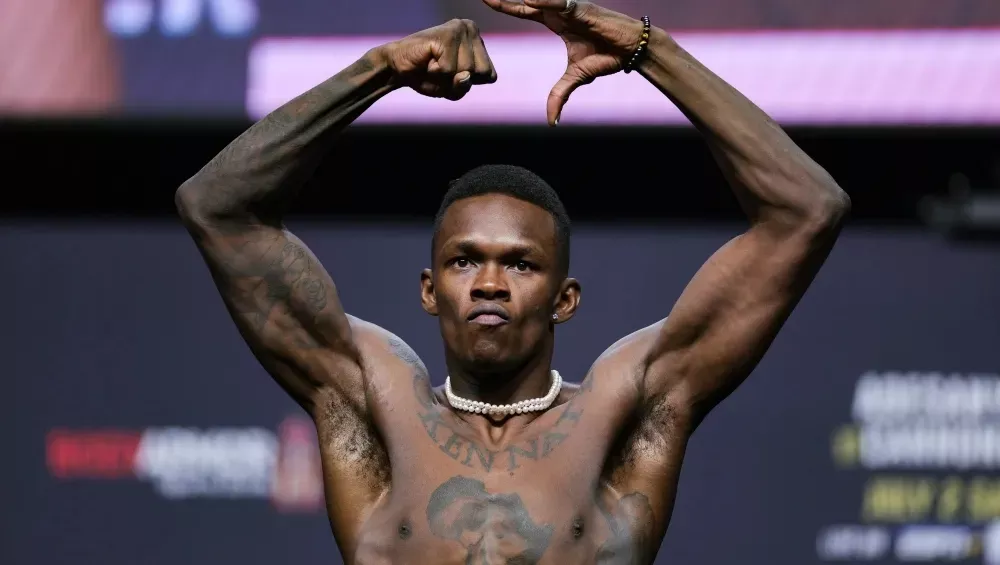 Israel Adesanya partage sa théorie concernant le combat entre Makhachev et Volkanovski