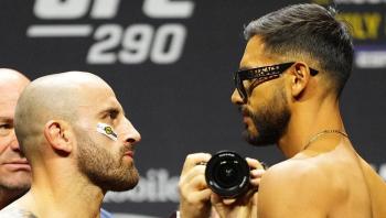 Alexander Volkanovski s'en prend à Yair Rodriguez après le dernier face-à-face de l'UFC 290 : “Je vais le démolir” 