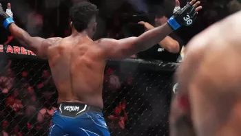 Alonzo Menifield remporte la victoire par soumission pour régler son compte à Jimmy Crute | UFC 290