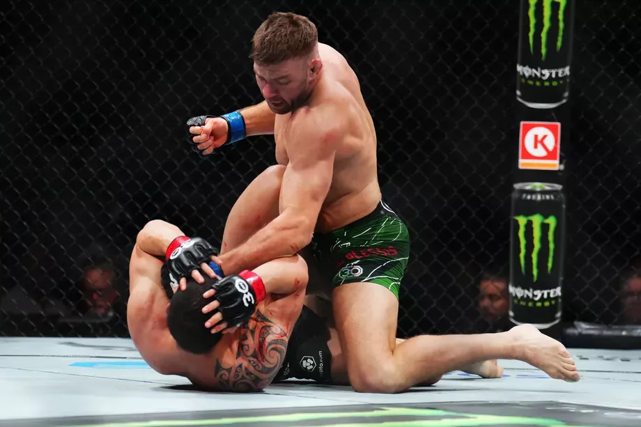 Dricus Du Plessis choque le monde en mettant TKO Robert Whittaker | UFC 290