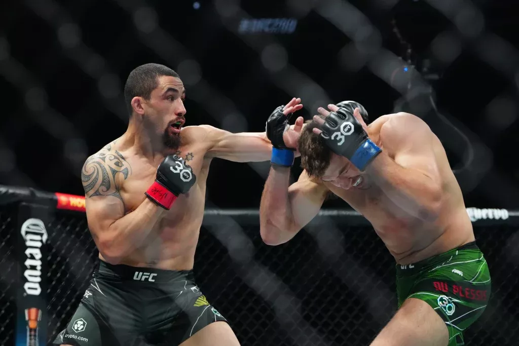 Dricus Du Plessis choque le monde en mettant TKO Robert Whittaker | UFC 290