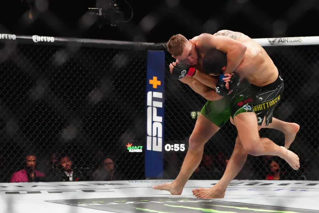 Dricus Du Plessis choque le monde en mettant TKO Robert Whittaker | UFC 290