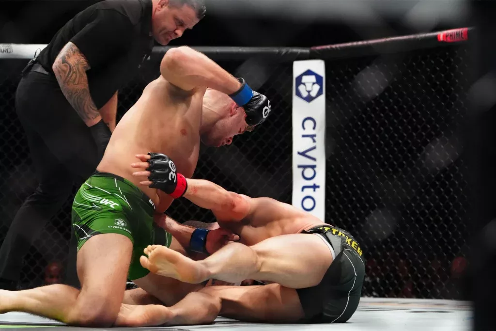 Dricus Du Plessis choque le monde en mettant TKO Robert Whittaker | UFC 290