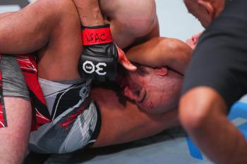 Jun Yong Park bat Albert Duraev par soumission à la fin du deuxième round | UFC on ESPN 49