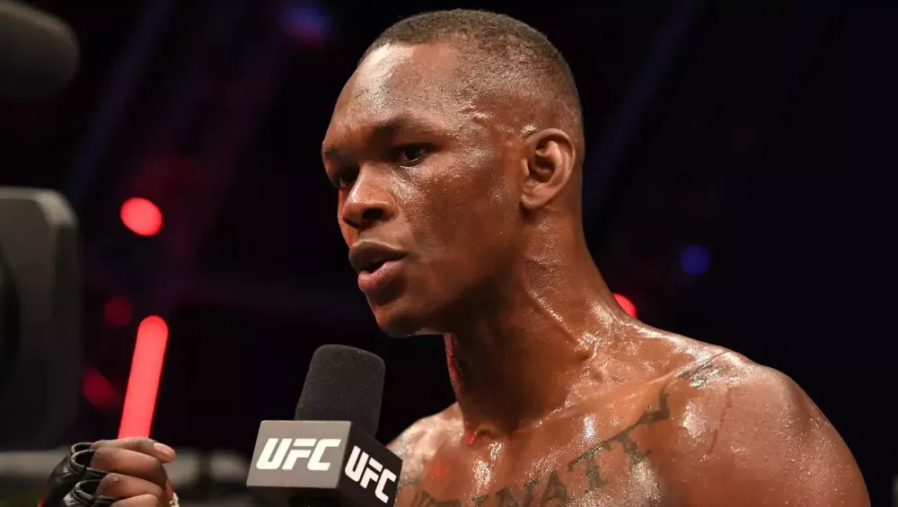 Israel Adesanya s'en prend à Du Plessis sur les réseaux sociaux et réclame un combat pour le titre contre Strickland