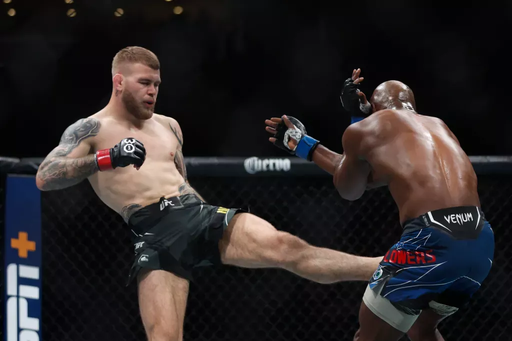 Jake Matthews soumet Darrius Flowers après un coup de pied controversé | UFC 291