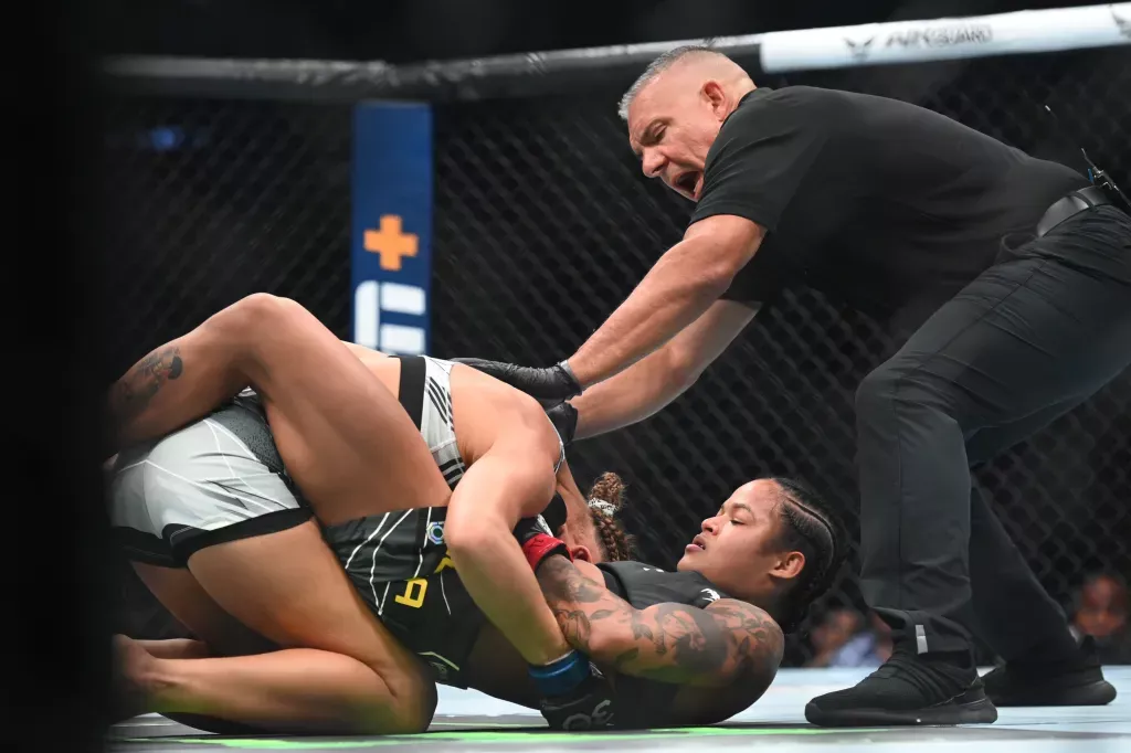 Karine Silva soumet Maryna Moroz par étranglement à la dernière seconde | UFC 292