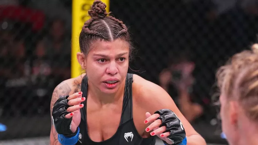 Mayra Bueno Silva est prête à démolir Julianna Pena