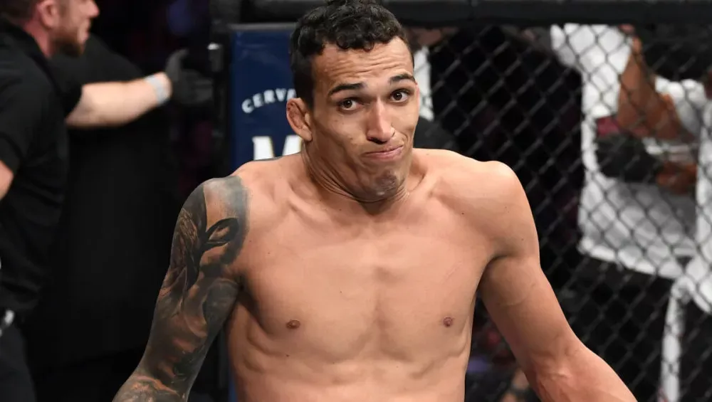 Charles Oliveira admet qu’il aurait préféré affronter Islam Makhachev ailleurs