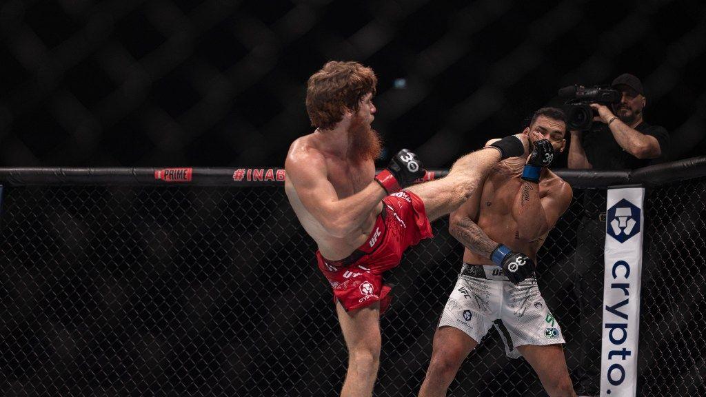 Le nouveau venu très prometteur Sharabutdin Magomedov faisant ses débuts sous les projecteurs contre Bruno Silva | UFC 294