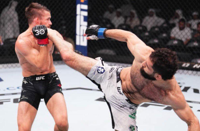 Le duel intrigant des poids plume entre Muhammad Naimov et Nathaniel Wood a été aussi compétitif que prévu | UFC 294