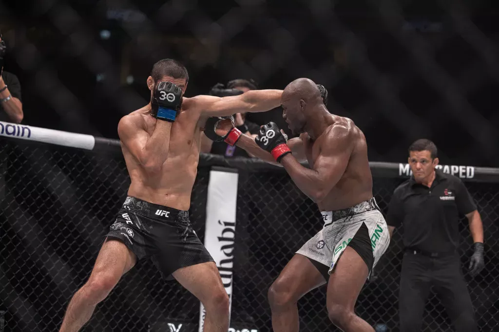 Khamzat Chimaev et Kamaru Usman se sont affrontés dans un combat compétitif  | UFC 294