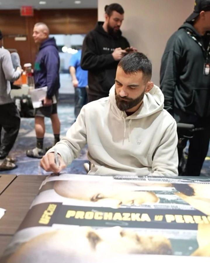 UFC 295 - Séance de signature des posters | New York City