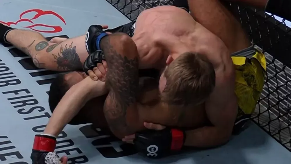 Joanderson Brito remporte le combat par soumission (ninja choke) à 3:54 du Round 2 | UFC on ESPN+ 90