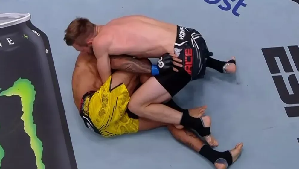 Joanderson Brito remporte le combat par soumission (ninja choke) à 3:54 du Round 2 | UFC on ESPN+ 90