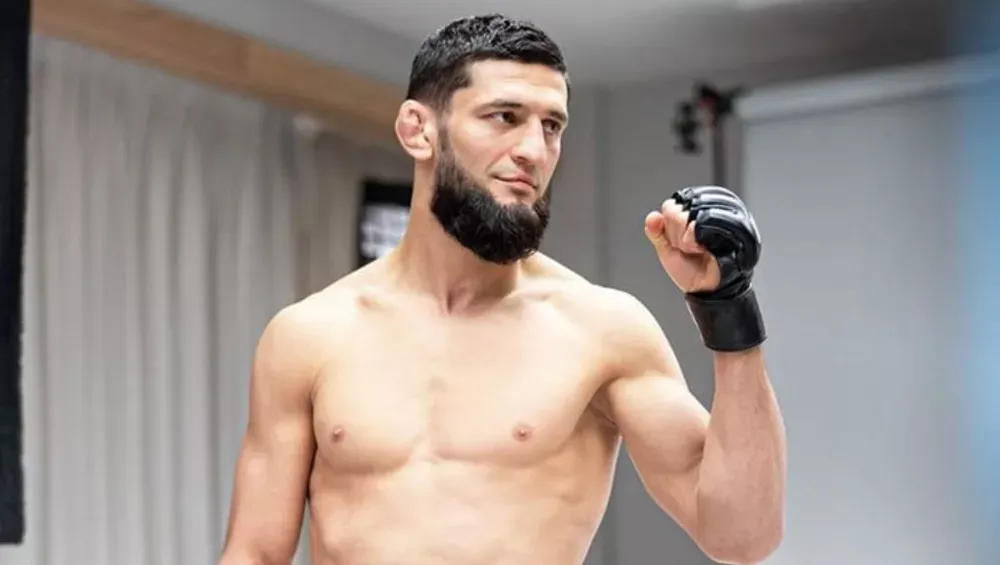 Khamzat Chimaev vise le champion des poids lourds légers de l'UFC, Alex Pereira