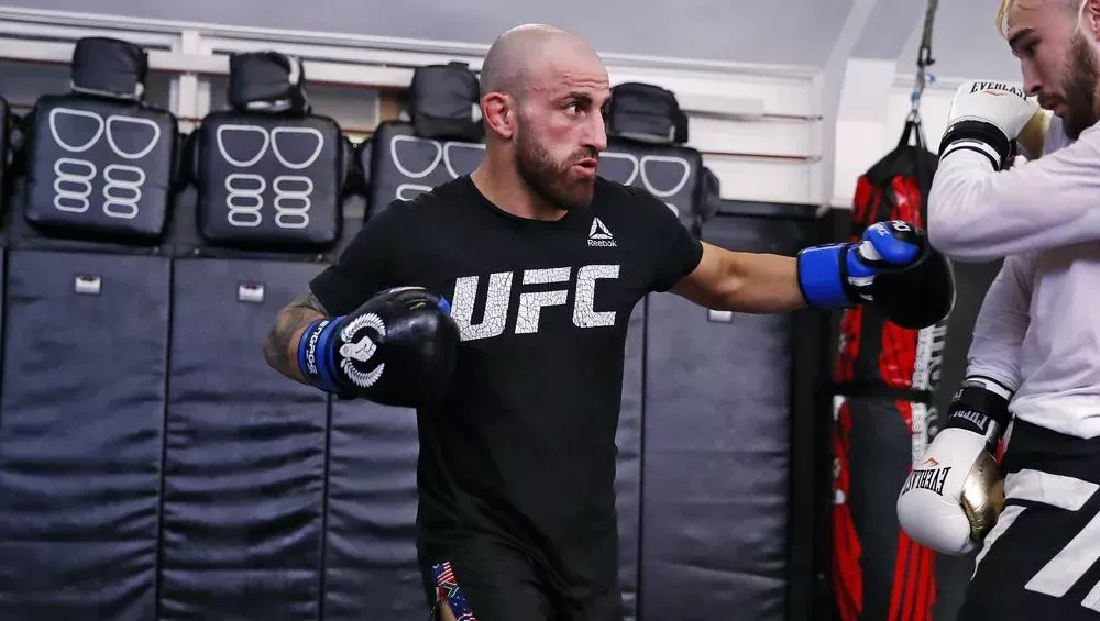 Alexander Volkanovski a eu sa première séance d'entraînement en vue de l'UFC 298