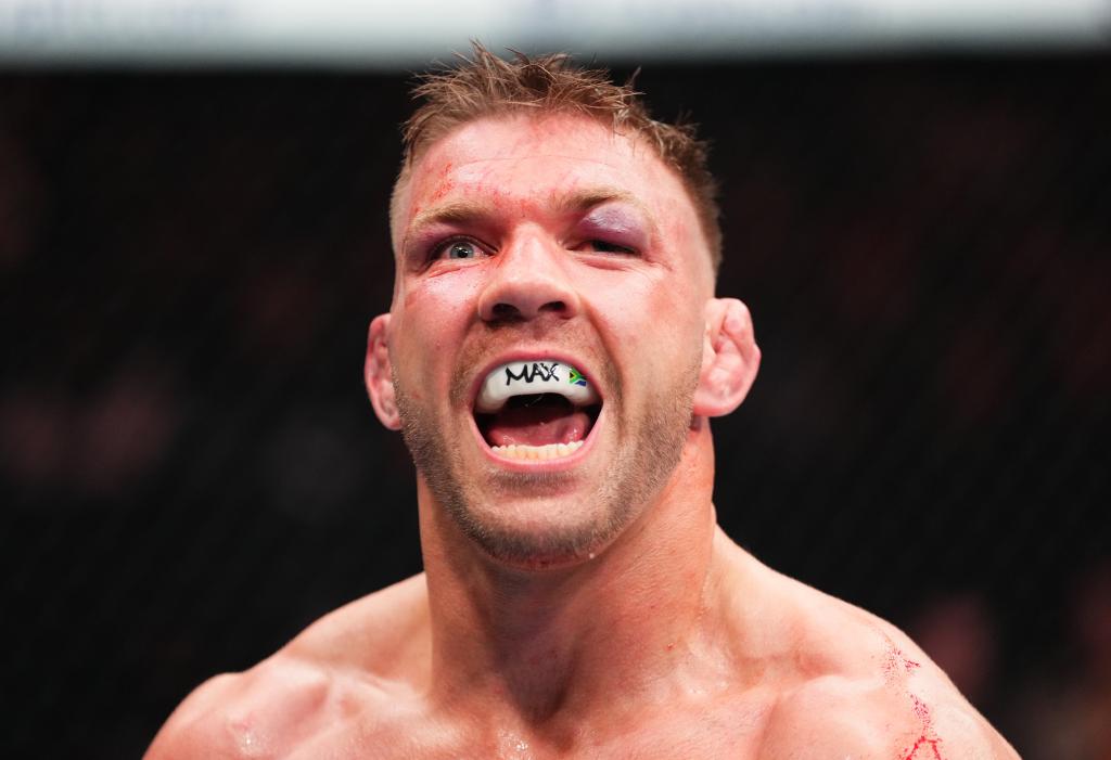 Victoire historique pour Dricus Du Plessis qui remporte le titre moyen de l'UFC par décision partagée | UFC 297