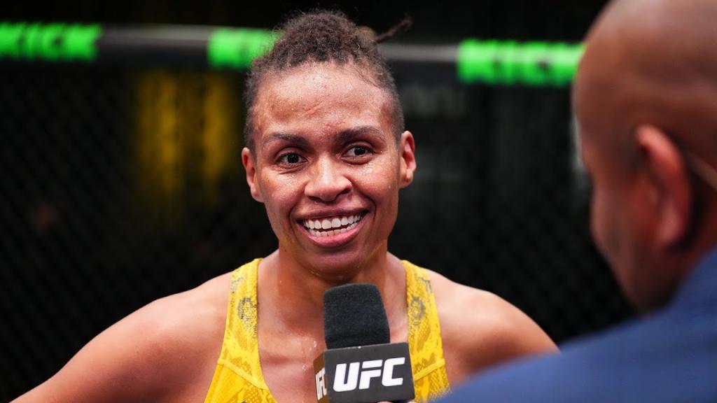 Luana Carolina Domine et bat Julija Stoliarenko par TKO à 4:52 du 3ème round | UFC on ESPN+ 93