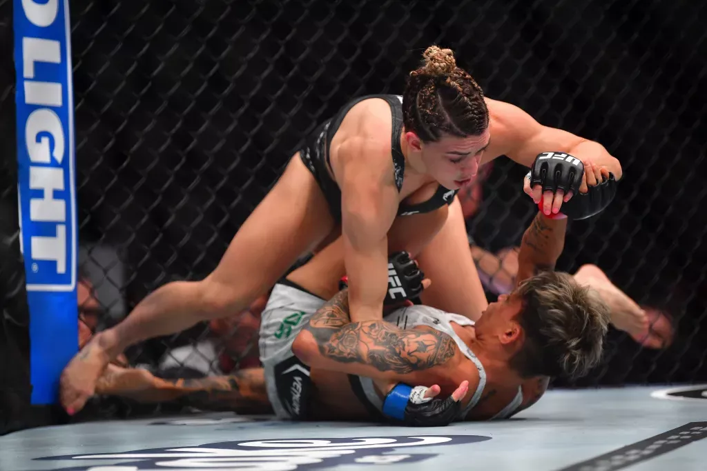 Victoire Significative d'Amanda Lemos sur Mackenzie Dern par Décision Unanime à l'UFC 298