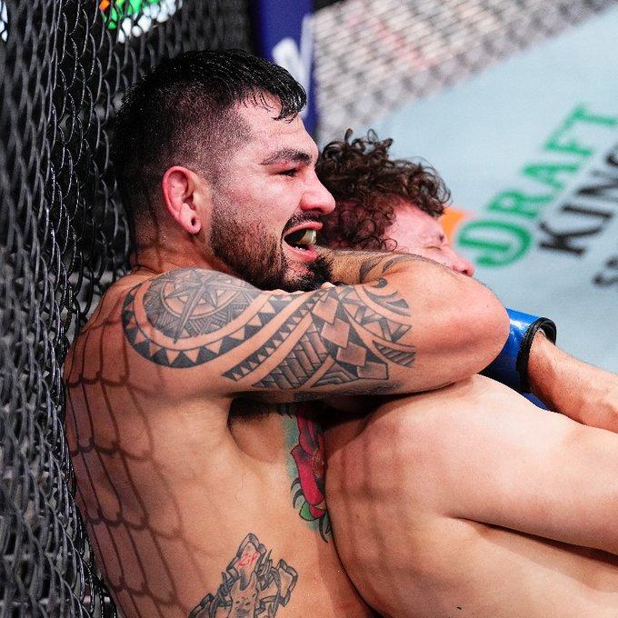 Anthony Hernandez soumet Roman Kopylov et enchaîne une cinquième victoire consécutive à l'UFC | UFC 298