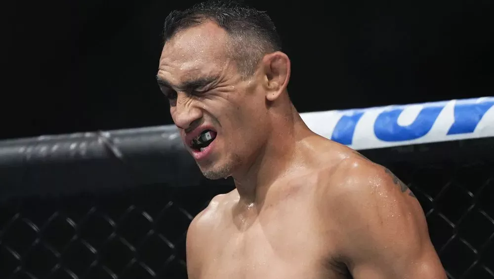 Tony Ferguson révèle que son ancien coach du TUF, Brock Lesnar, l'a encouragé à prendre sa retraite : “Tu devrais y penser”