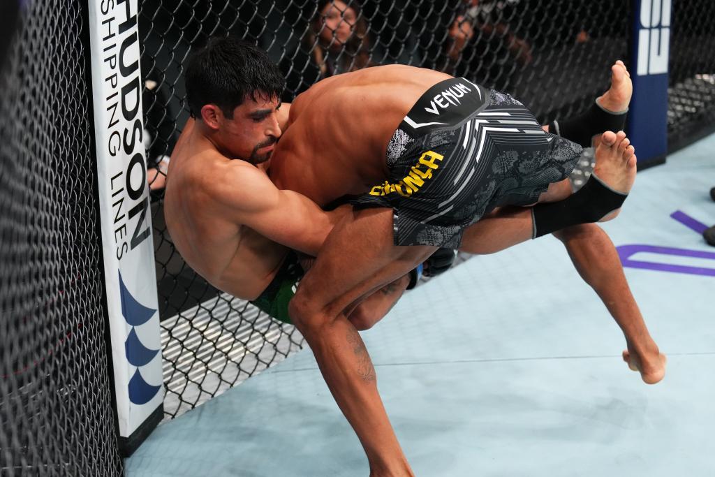 Edgar Chairez met fin à sa rivalité avec Daniel Lacerda à l'UFC : victoire par soumission au premier round | UFC Mexico City
