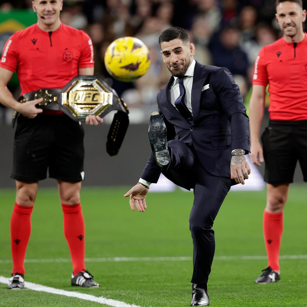 Ilia Topuria, champion de l'UFC, donne le coup d'envoi du match entre le Real Madrid et le FC Séville